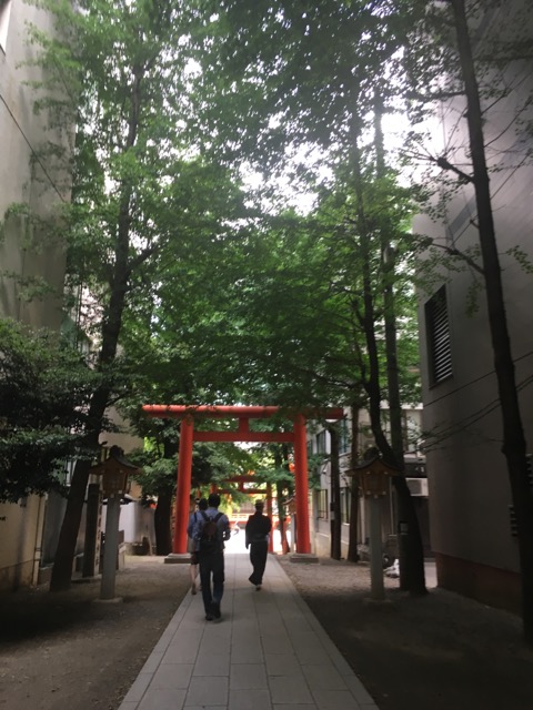 花園神社の参道
